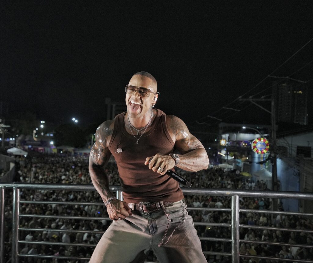 LÉO SANTANA ARRASTOU MULTIDÃO, COM O HIT QUE CONCORRE A MUSICA DO CARNAVAL.